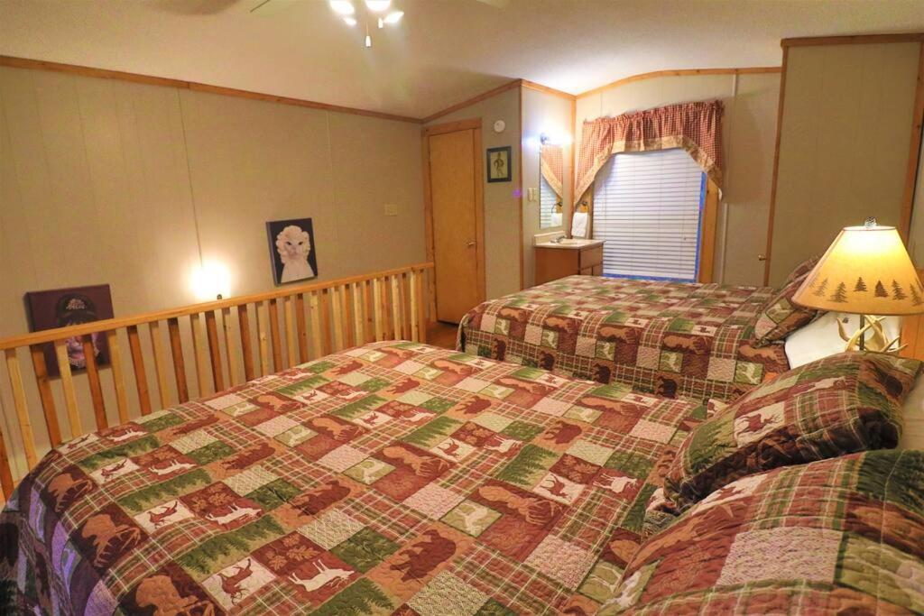 Amazing Cabin Fireplace And Stream #11 Хелън Екстериор снимка