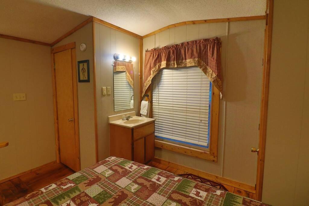 Amazing Cabin Fireplace And Stream #11 Хелън Екстериор снимка