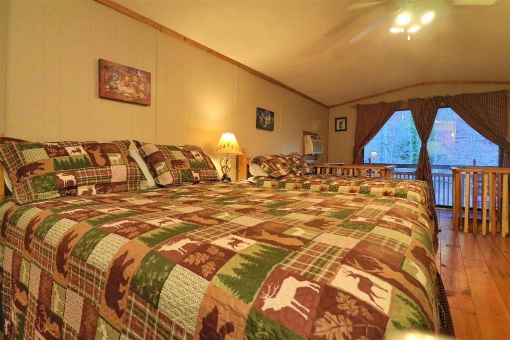 Amazing Cabin Fireplace And Stream #11 Хелън Екстериор снимка