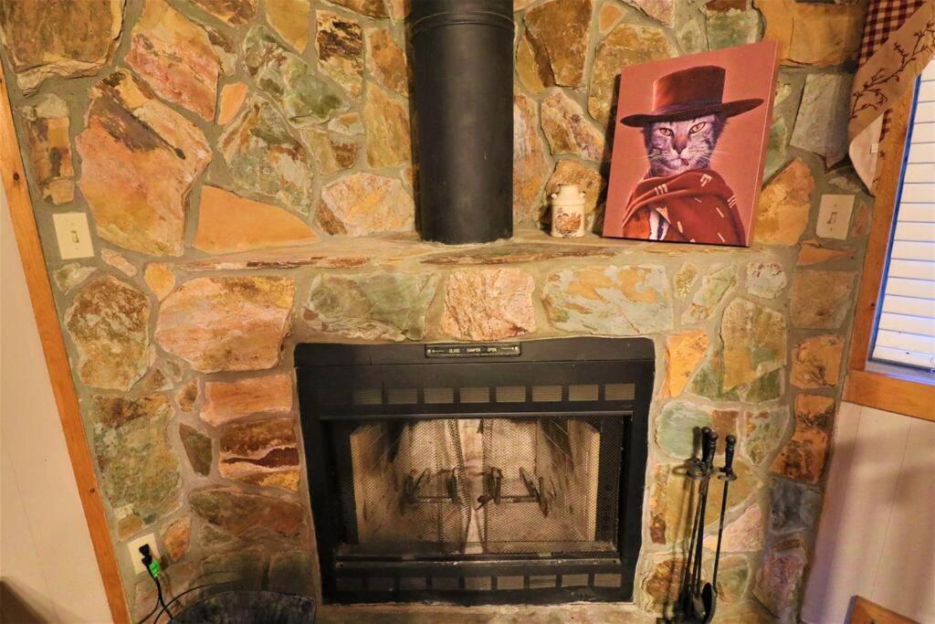 Amazing Cabin Fireplace And Stream #11 Хелън Екстериор снимка